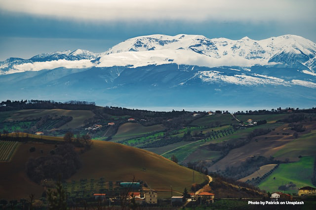 La région viticole des Abruzzes. Atri avec le massif du Gran Sasso en arrière-plan.