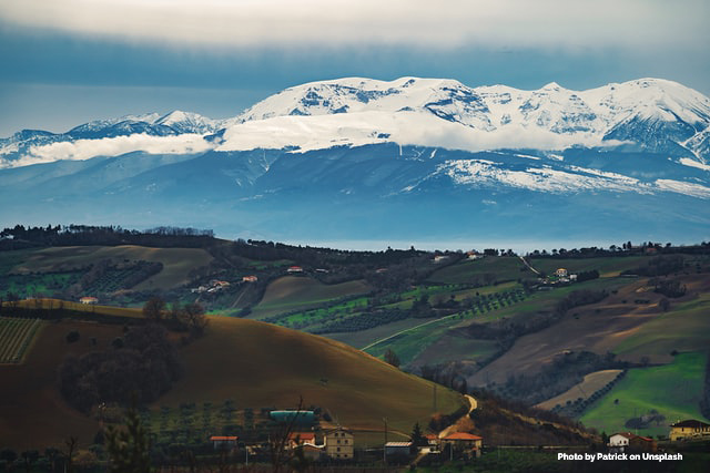 Vinregionen Abruzzerna . Atri med Gran Sasso-massivet i bakgrunden.